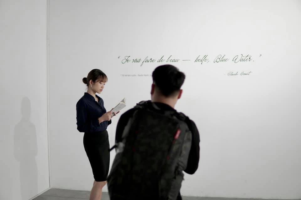 Khoảnh khắc trầm tĩnh trước bức tường calligraphy Monet