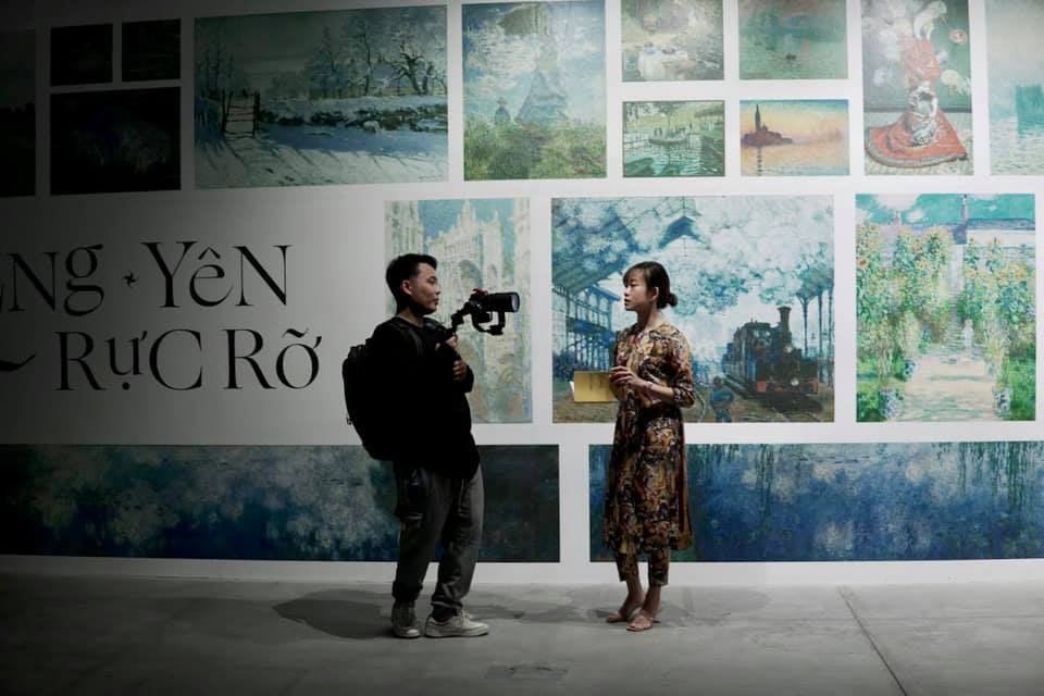 Bức tường tranh Monet với calligraphy 'Bình Yên Rực Rỡ'